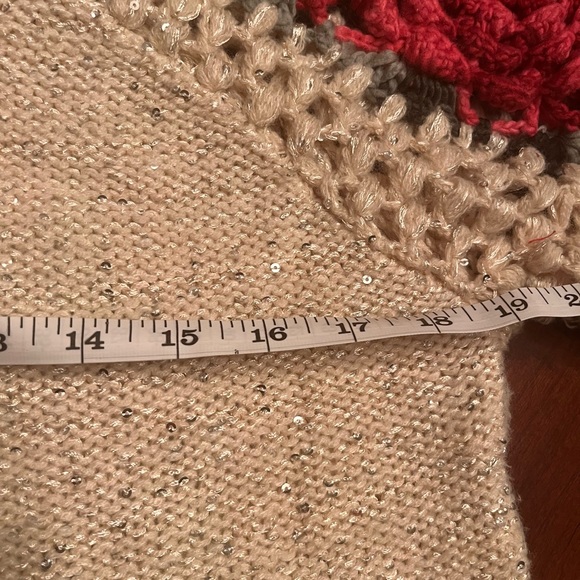 Crochet shoulder flower sweater - Picture 5 of 6